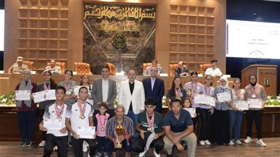 محافظ أسيوط يكرم أبطال السباحة بعد فوزهم بالمركز الأول في بطولة الصعيد لمراكز