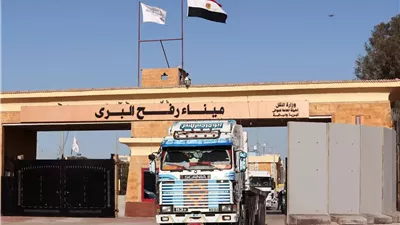 لأول مرة منذ مارس.. الشاحنات تمر بالكامل عبر معبر رفح في مشهد إنساني استثنائي