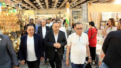 محافظ أسيوط يشارك وفدا من طلاب جامعتي أسيوط وبدر في زيارة معرض