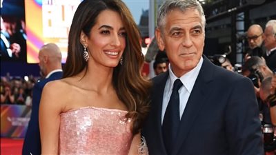 بإطلالات فاخرة.. جورج وأمل كلوني على السجادة الحمراء في مهرجان لندن السينمائي