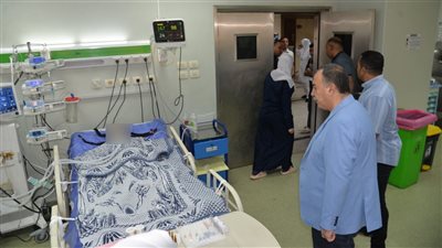 بعد وفاة 5 صغار.. محافظ أسيوط يطمئن على مصابي حادث تروسيكل منقباد