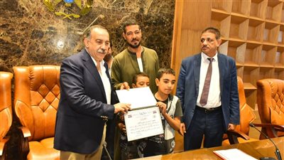 «نموذج مشرف».. محافظ أسيوط يكرم مواطنًا أنقذ أطفال