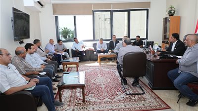 سكرتير عام ببني سويف يوجه بمعالجة هبوط بالطريق الصحراوي الغربي