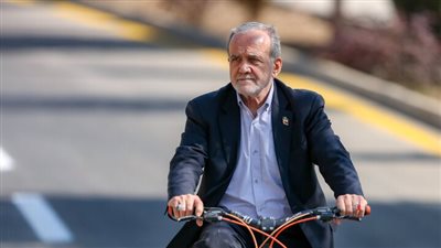 بالدراجة الهوائية.. مقطع فيديو يظهر تجول الرئيس الإيراني في شوارع أصفهان