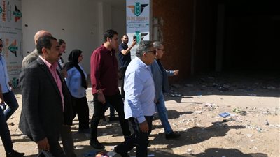 سيدة تلقي كيس مخلفات من أعلى منزلها خلال جولة محافظ الدقهلية التفقدية