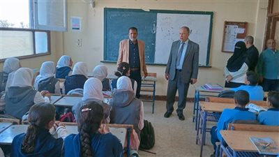 مدير تعليم أسيوط يتفقد مدرسة السلام للتعليم الأساسي بالحواتكة بالفترة المسائية