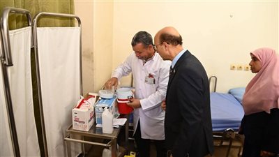 رئيس جامعة أسيوط يتفقد حملة التطعيم ضد فيروس الكبد الوبائي B بكلية التمريض