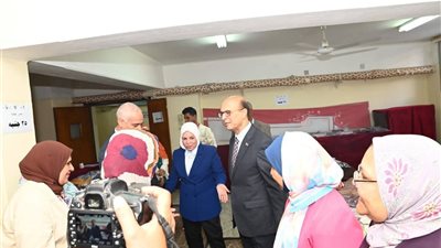 رئيس جامعة أسيوط يفتتح المعرض الخيري الـ26 للملابس الجاهزة بكلية التمريض