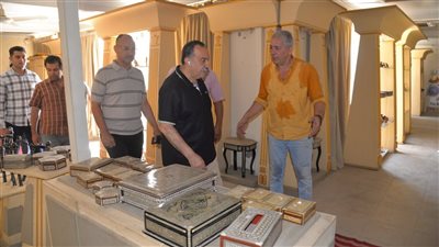 محافظ أسيوط يتفقد المعرض الدائم للحرف اليدوية ويشيد بجودة المنتجات
