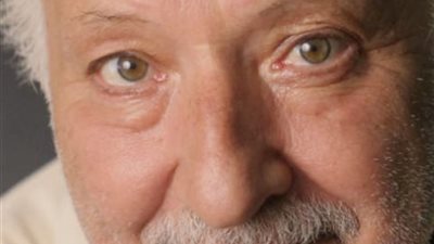 المخرج جمال قاسم يهدي المركز القومي للمسرح والموسيقى والفنون الشعبية