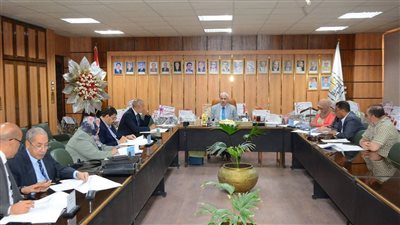 جامعة أسيوط تعقد اجتماع مجلس إدارة صندوق الخدمات الطبية لمتابعة خدمات الرعاية