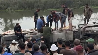 انقلاب سيارة نقل ثقيل داخل ترعة على طريق الجنينة مصر الجديدة بالدقهلية