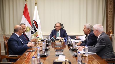 شيمي يبحث مع نقيب أطباء الأسنان آليات تأمين احتياجات السوق من بنج الأسنان