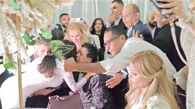الكينج محمد منير يحضر حفل زفاف ابنة الإعلامية عزة مصطفى .. فيديو وصور