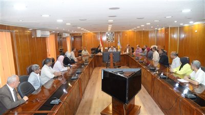 محافظ أسيوط يجري مقابلات لاختيار رؤساء قرى جدد لتمكين الشباب والمرأة