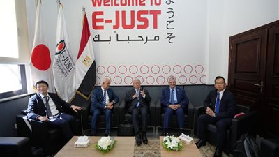 الجامعة اليابانية تكرم رئيس هيئة الجايكا تقديرًا لدعمه التعاون المصري الياباني