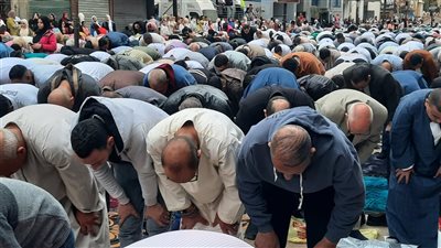 وسط أجواء من الفرحة والتكبيرات.. أهالي المنيا يؤدون صلاة عيد الفطر المبارك