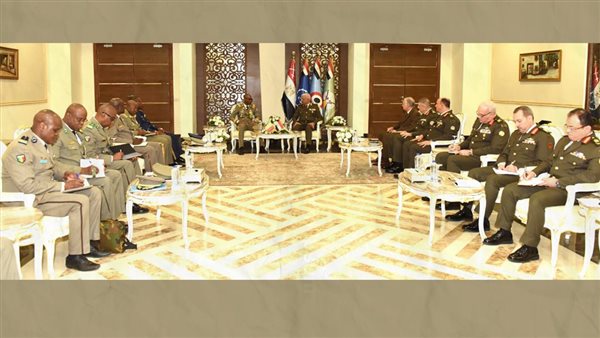 وزير الدفاع ورئيس أركان القوات المسلحة يلتقيان عددا من قادة الوفود العسكرية