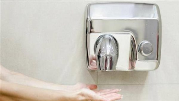 لماذا المناديل الورقية أفضل من مجففات الهواء؟ تعرفي على أضرارها