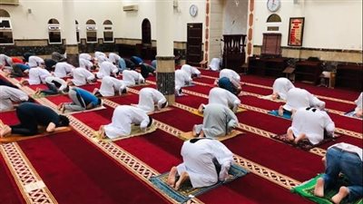 ما حكم صلاة الجمعة في مكان خارج المسجد وتقدم المأمومين على الإمام؟