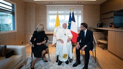 ماكرون ينعى البابا فرنسيس بكلمات مؤثرة.. ويدعو لاستمرار رسالته