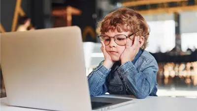 استشاري: الأجهزة الإلكترونية تسبب التوحد وتأخر النطق للأطفال