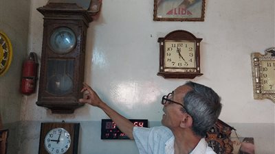 حياة كاملة من زمن فات.. حكاية عم هاني رزق نصف قرن في إصلاح الساعات بسوهاج