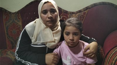 مش قادرين نعالج بنتنا.. سيدة تناشد الرئيس السيسي: عايزين عربية معاقين لجوزي