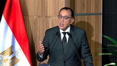 رئيس الوزراء يشاهد فيلما تسجيليا حول شركة مصر الجديدة للتشييد