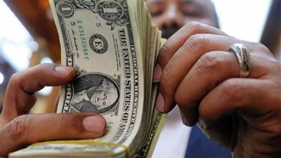 ستاندرد تشارترد يتوقع انخفاض سعر الدولار عالميا في 2026 لهذه الأسباب