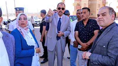 محافظ سوهاج يتفقد موقف سيارات الأجرة وموقع إنشاء السوق الحضري بالكوثر