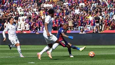 موسم ذهبي .. برشلونة يحكم قبضته على عرش إسبانيا ويذيق الريال مرارة الهزائم