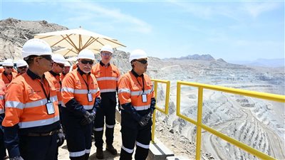 مدبولي يُشاهد أعمال التعدين ويزور محطة الطاقة الشمسية بمنجم السكري