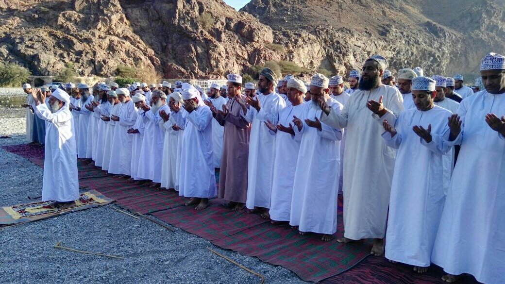 أداء صلاة الاستسقاء والدعاء من الإمام والمصلين