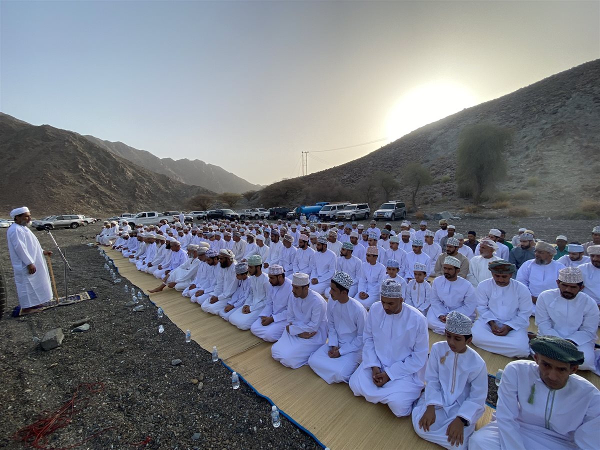 أداء صلاة الاستسقاء والدعاء من الإمام والمصلين