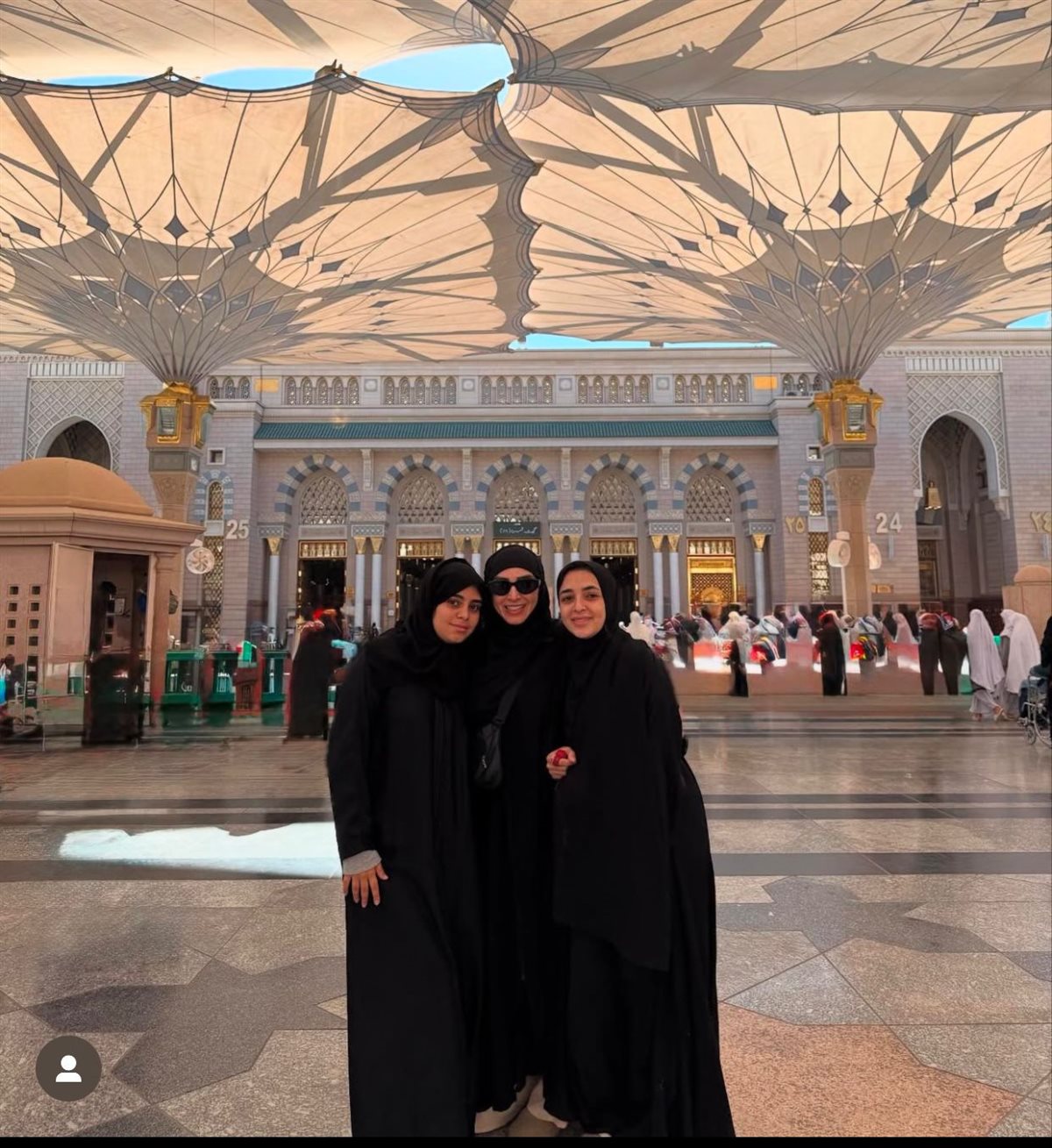 الفنانة روجينا وابنتيها بالمدينة المنورة