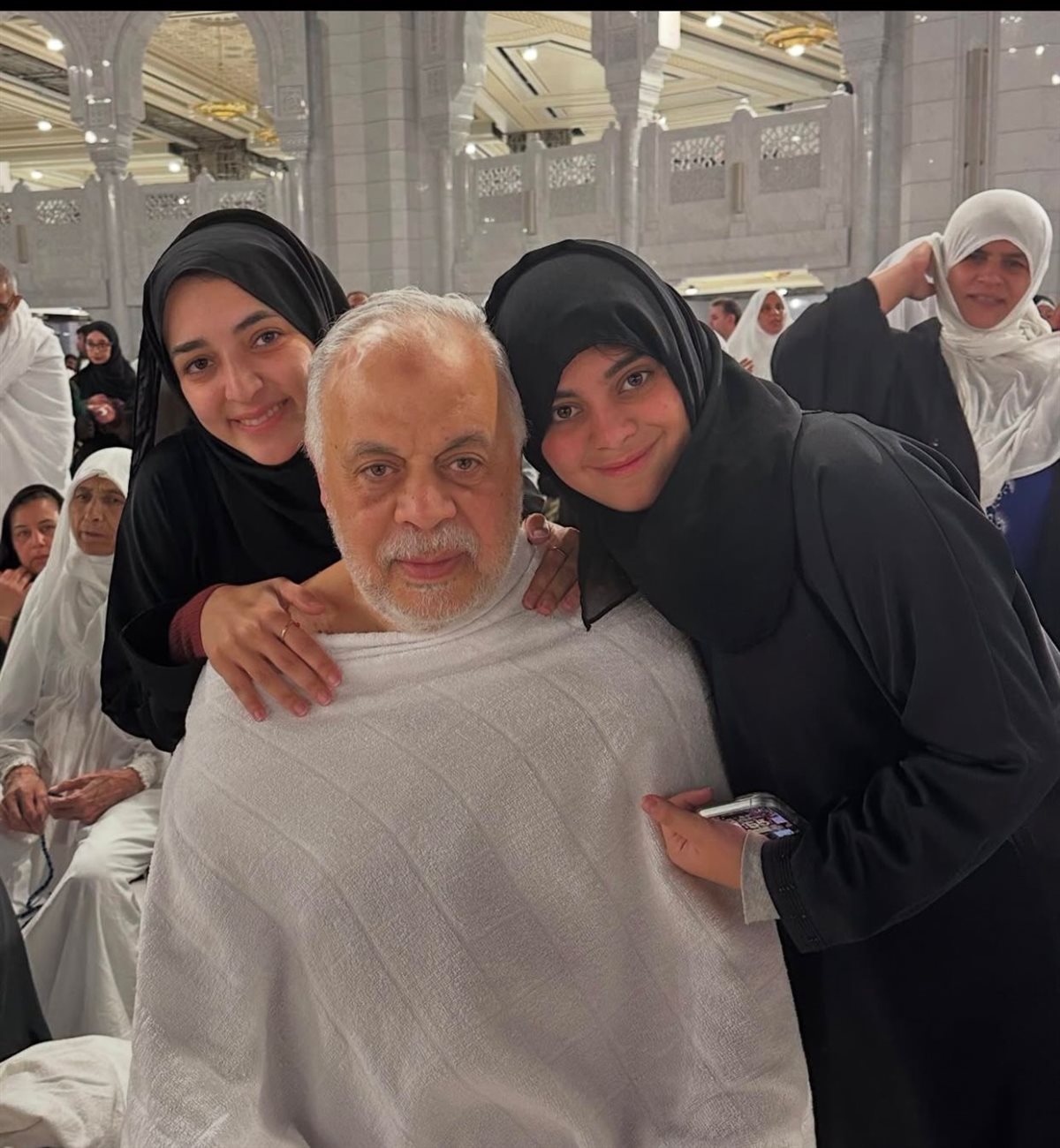 الدكتور اشرف زكى وابنتيه