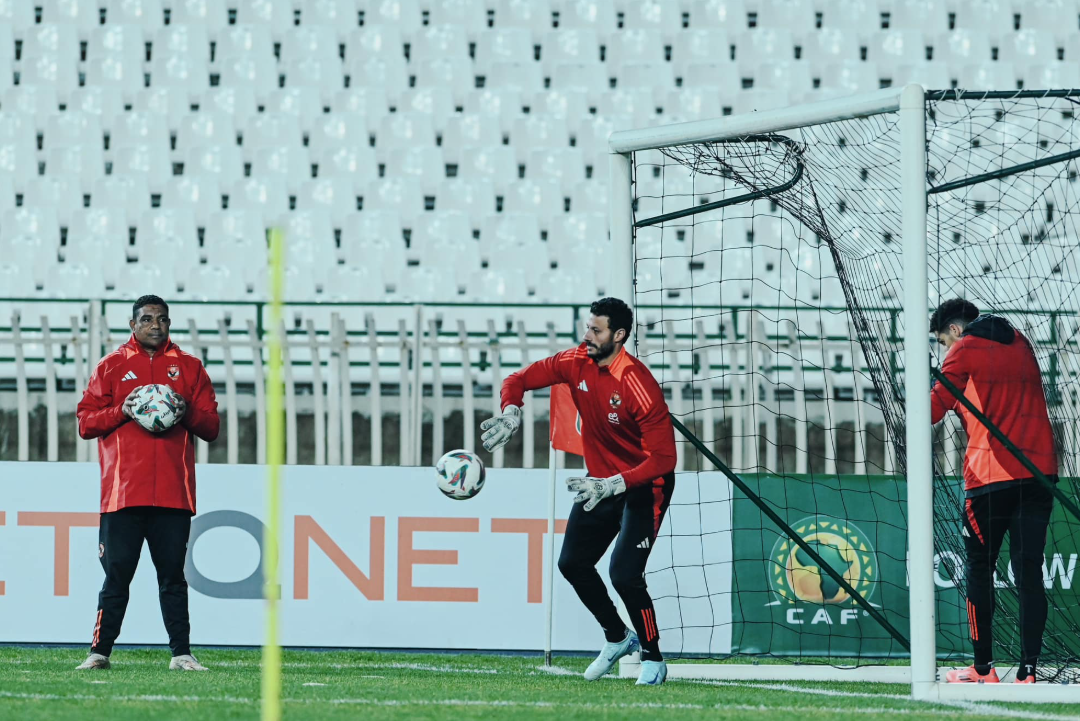 محمد الشناوي من مران الأهلي استعداداً لمواجهة شباب بلوزداد
