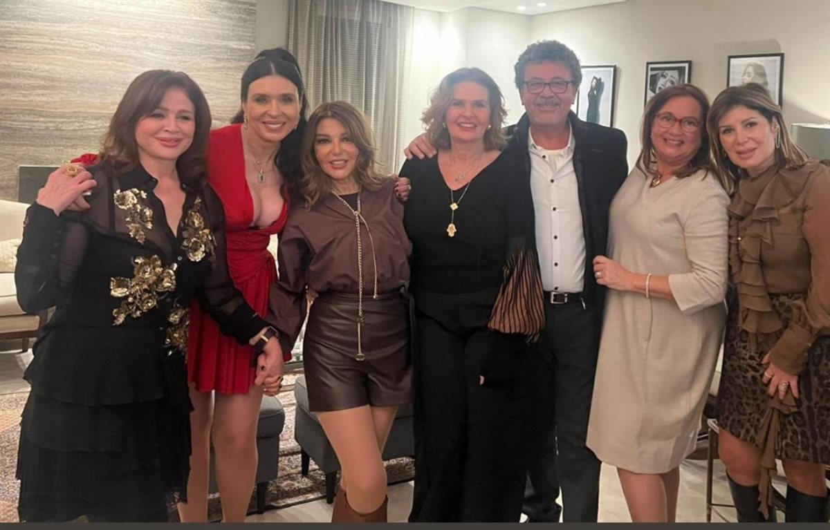 احتفال الفنانين بعيد ميلاد الفنانة ليلى علوى فى منزلها