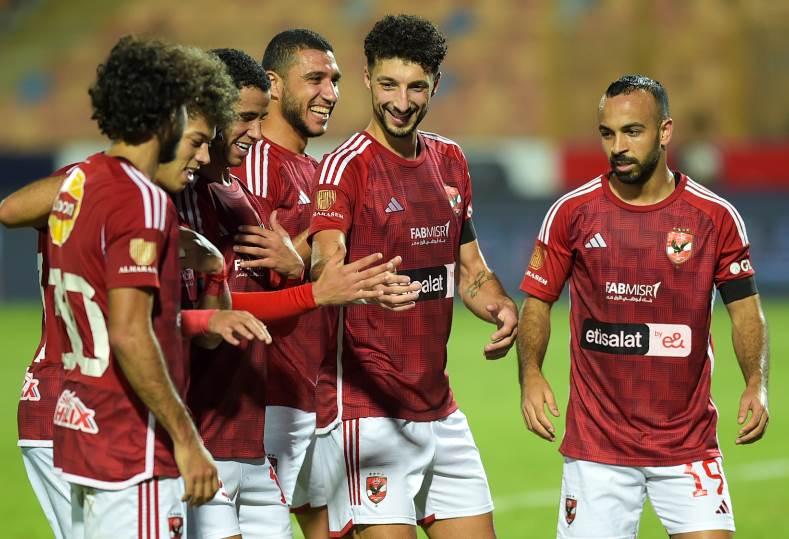 <strong>لاعبو الأهلي في مباراة سيراميكا كليوباترا بالدوري المصري الممتاز</strong>