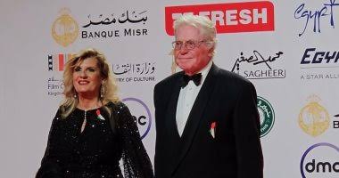 حسين فهمي وزوجته في مهرجان القاهرة السينمائي