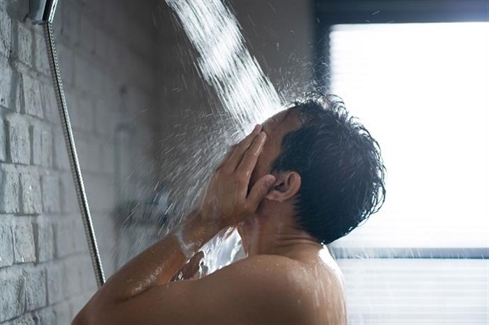 الاستحمام بالماء البارد في الشتاء