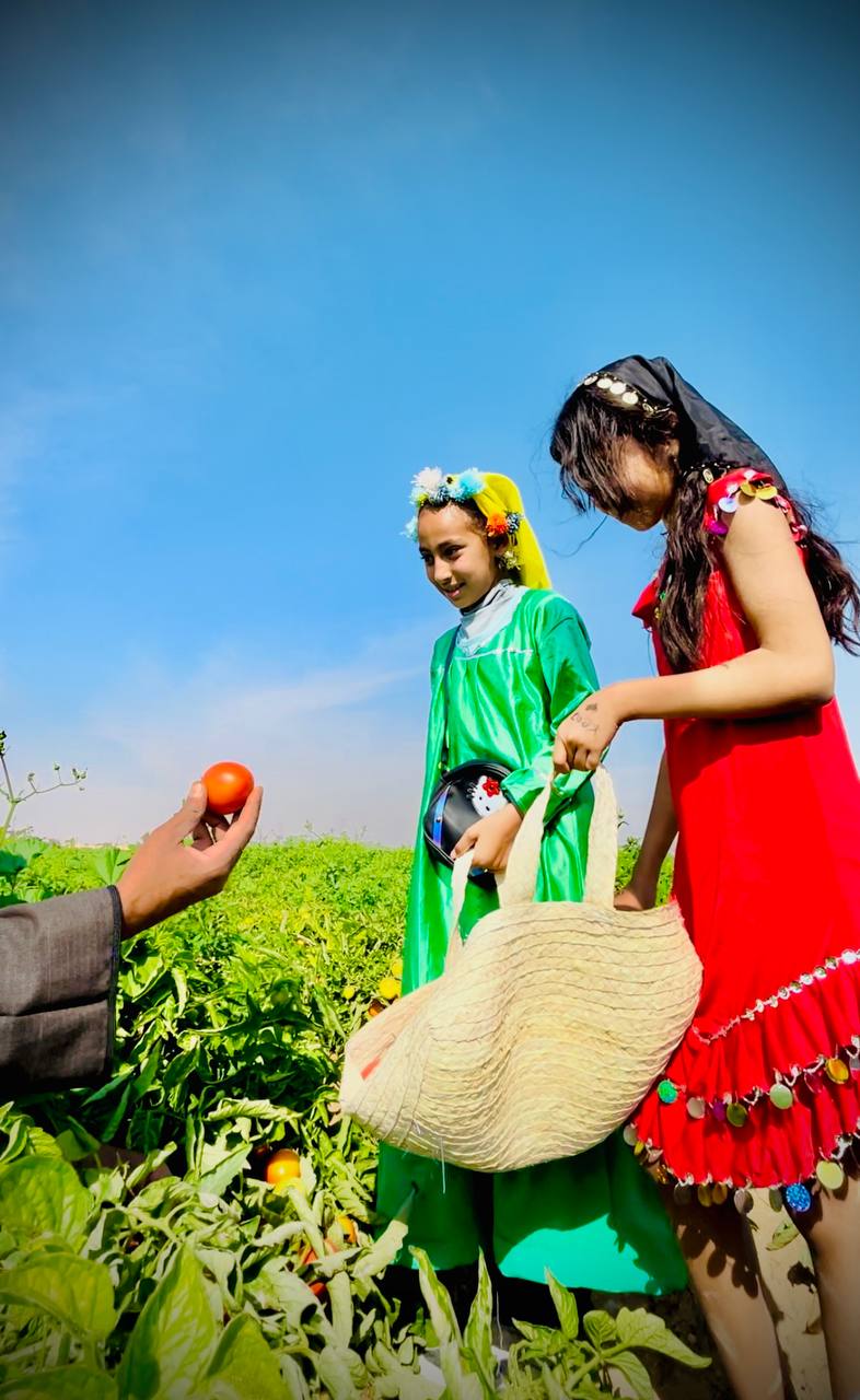 مهرجان الطماطم الأول.. جلسة تصوير لتفيات الأقصر بالزي الفلاحي والصعيدي