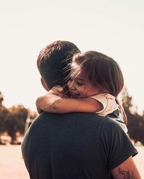 عناق الأب لابنته