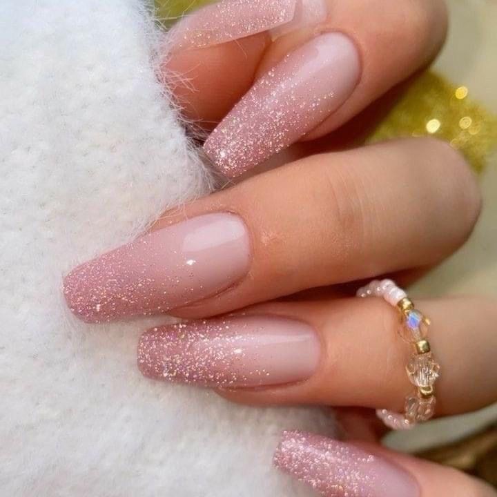 طلاء اظافر جذاب