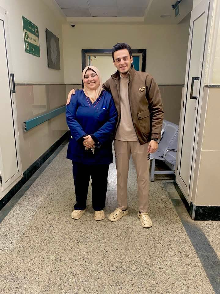 الطبيب محمد شكري ووالدته الممرضة أشجان السيد