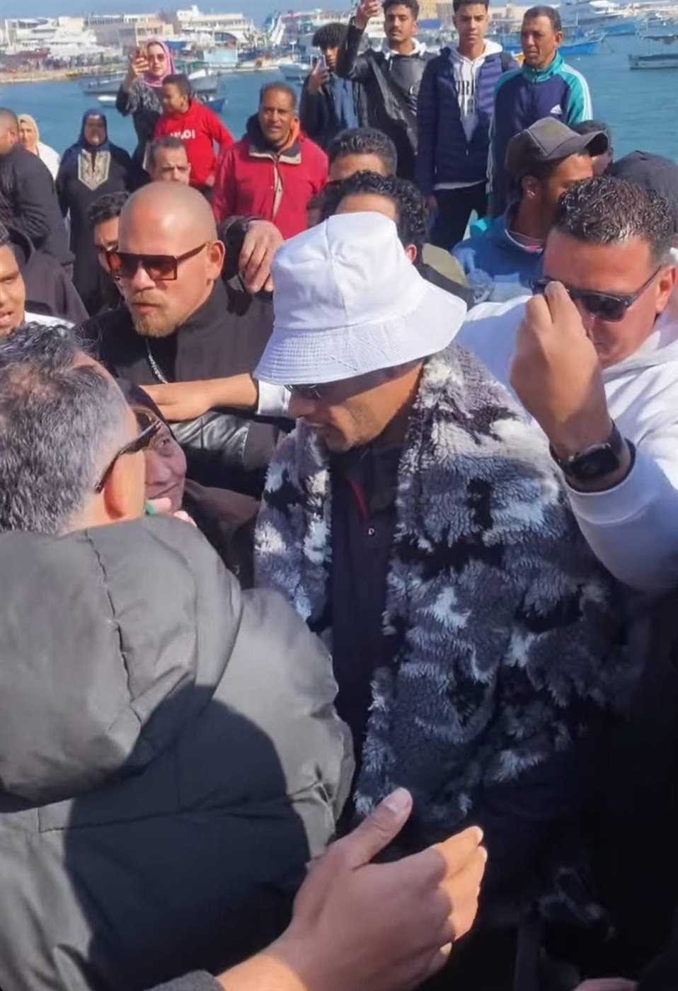 محمد رمضان خلال تصوير برنامجه في الإسكندرية