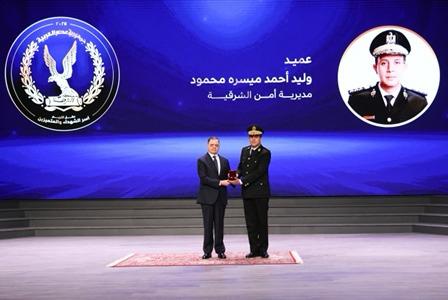 وزير الداخلية يكرم أحد رجال الشرطة