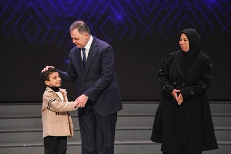 وزير الداخلية يحنو على نجل شهيد