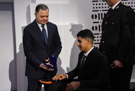 وزير الداخلية يكرم أحد المصابين